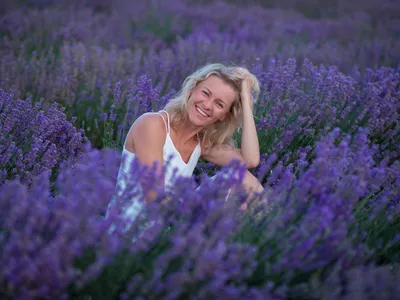 Красивая молодая женщина с корзиной для пикника на лавандовом поле ::  Стоковая фотография :: Pixel-Shot Studio