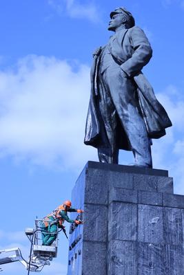 Памятник Виктору Астафьеву в Красноярске предложили перенести