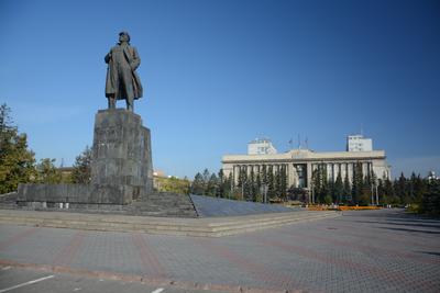 Памятник на площади перед администрацией Свердловского района Красноярска -  купить фото Красноярска