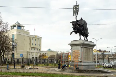 В Минске устанавливают огромный памятник. Статуя конная (и это редкость),  вот как она выглядит