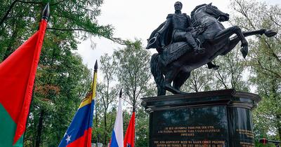 В Москве у штаба СВР поставили копию монумента Дзержинского с Лубянки.  Нарышкин объяснил, почему он смотрит на Польшу и Балтию