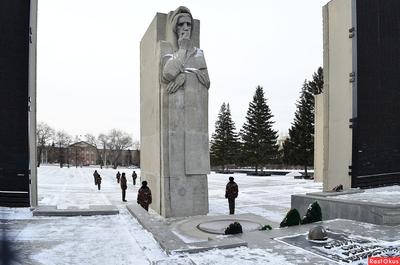 Бронзовый памятник Николаю Чудотворцу открыли в центре Новосибирска