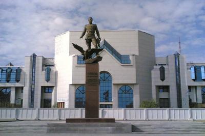 Памятник Николаю II и цесаревичу Алексею, жанровая скульптура, Новосибирск,  Советская улица — Яндекс Карты