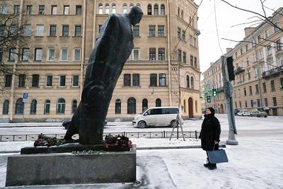 В Петербурге неоднозначно приняли новый \"падающий\" памятник Александру  Блоку - Российская газета