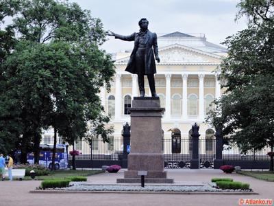 Памятники Петру Первому в Петербурге: не только медный всадник