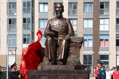 Памятник драматургу Александру Володину открыли в Санкт-Петербурге - Год  Литературы
