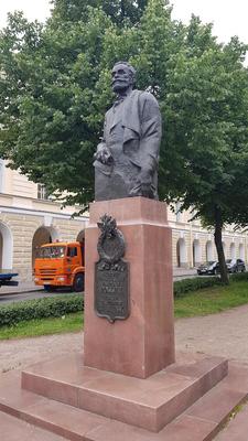 Памятник Кирову в Санкт-Петербурге
