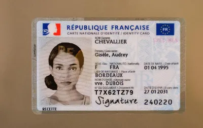 Новую ID-карту презентовали во Франции | РБК-Україна