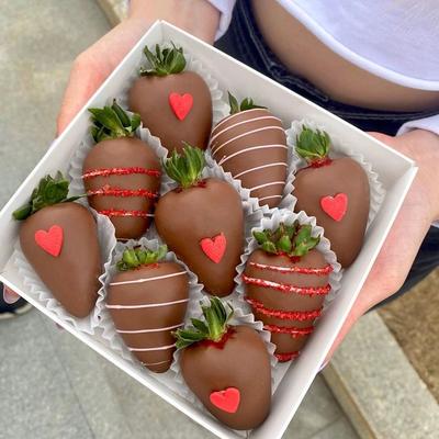 КЛУБНИКА В ШОКОЛАДЕ МОСКВА СПБ в Instagram: «Набор с ❤️ 9 сочных ягод в  молочном шоколаде - 1100 руб… | Chocolate covered strawberries, Chocolate  covered, Chocolate