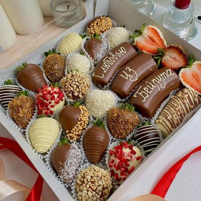 КЛУБНИКА В ШОКОЛАДЕ МОСКВА в Instagram: «С любовью - это точно про нашу  клубнику 💔 Самое вкусное наше ассорти⤵️ 20🍓 в бельгийском шоколаде с  посыпками: кокос,…