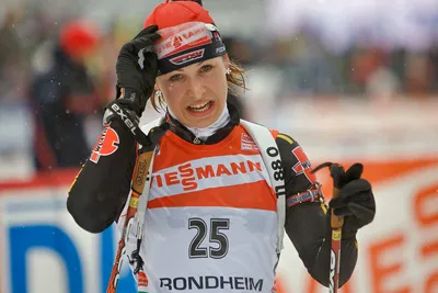 Немка Лаура Дальмайер выиграла индивидуальную гонку на чемпионате мира по  биатлону - Новости – Спорт – Коммерсантъ
