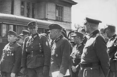 Немецкие генералы перед маршем пленных немцев по Москве [2] — военное фото