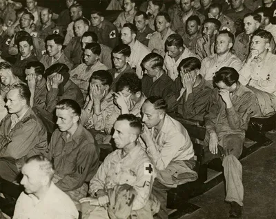 фото История on X: \"Реакция немецких солдат на кадры из концлагерей, 1945  год. https://t.co/fXAtbnogzN\" / X