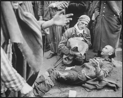 В немецком концлагере Воббелин многие заключенные были найдены 9-й армией  США в ужасном состоянии... - NARA - 531292 - PICRYL Изображение в  общественном достоянии