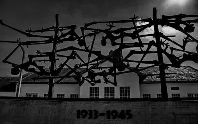 🩸Аушвиц-Биркенау – один из многих немецких концлагерей, созданных во время  #IIМВ на оккупированной польской территории. 🕯️27.01 мы почтим память  заключенных и умерщвленных в них: евреев, поляков, русских, цыган и синти,  и представителей