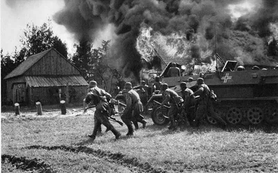 На Западе верят, что на этом фото целуются немецкий солдат и красноармейка  на параде в 1939-м. А что на самом деле? | Пикабу