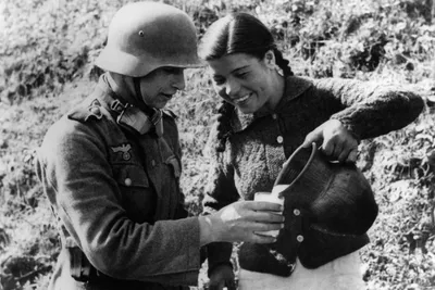 Немецкий солдат допрашивает перебежчиков | Победа. 1941 – 1945.