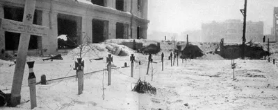 Могилы немецких солдат в разрушенном Сталинграде — военное фото