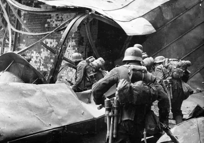 Немецкие солдаты занимают позиции в бою в зоне завода «Красный Октябрь» в  Сталинграде [1] — военное фото