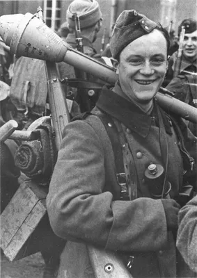Немецкий солдат перед отправкой на передовую Восточного фронта — военное  фото