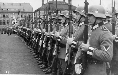 Строй немецких солдат на торжественном построении — военное фото