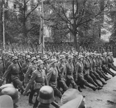 Марш немецких солдат по Варшаве — военное фото
