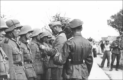 Награждение немецких солдат Железными крестами — военное фото