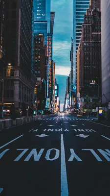 Обои Нью-Йорк, улицы города, небоскребы, автомобили, люди 640x1136 iPhone  5/5S/5C/SE Изображение