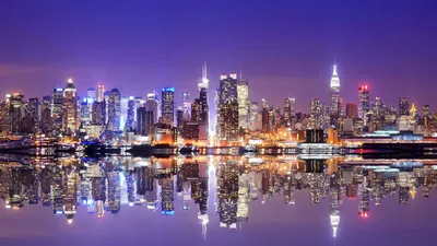 Купить картину-постер \"Цветные огни ночного Нью-Йорка отражаются в воде\" с  доставкой недорого | Интернет-магазин \"АртПостер\"