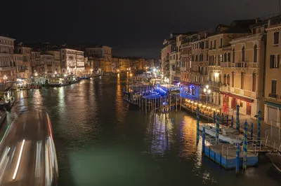 Ночная красота Венеции и огни города. Италия . стоковое фото  ©MonumentalDoom 310335832