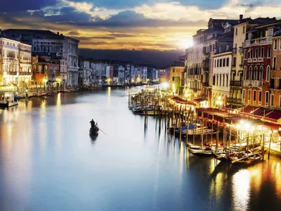 Ночной Вид На Гранд-канал С Гондолами В Венеции. Италия Фотография,  картинки, изображения и сток-фотография без роялти. Image 33229089