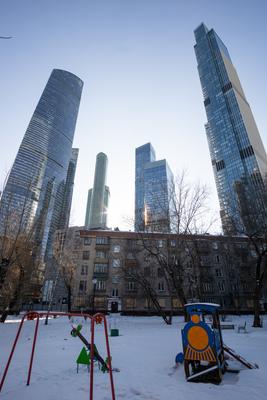 Жизнь пятиэтажек у небоскребов Москва-Сити | Пикабу