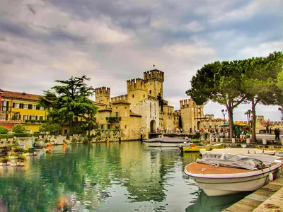 Озеро Garda, городок Riva Del Garda, Италии (голубой час) Стоковое  Изображение - изображение насчитывающей популярно, рива: 53928067