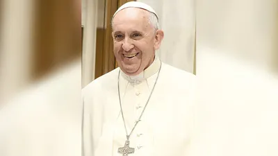 Папа римский Франциск в огромном пуховике попал в мемы - Афиша Daily