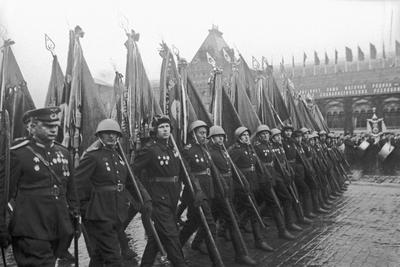 В 1945-м было четыре Парада Победы - KP.RU