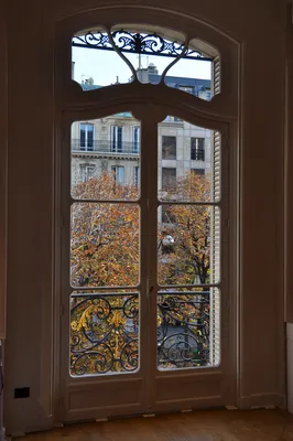 Париж. Красное окно, из окна видна…» — создано в Шедевруме