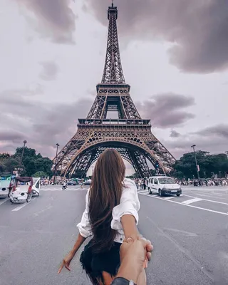 Улыбающаяся туристка из Парижа, Франция, говорит по мобильному телефону  Стоковое Фото - изображение насчитывающей отдых, достопримечательностью:  139871120