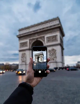 Женщина в Париже используя сотовый телефон и держать присутствующую коробку  Стоковое Изображение - изображение насчитывающей красно, променад: 93290903