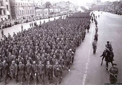 Колонна пленных немцев, румын и итальянцев в Сталинграде [1] — военное фото