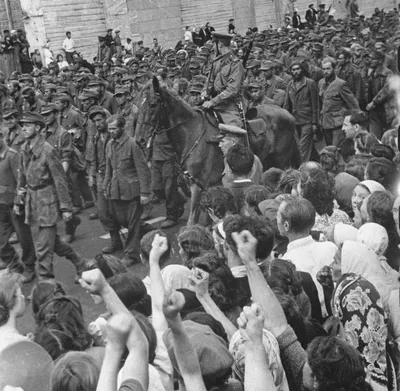 Избежавшие ликвидации: Как Германия встретила солдат, вернувшихся из  советского плена после войны