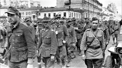 Советский лейтенант угощает пленных немцев сигаретами — военное фото