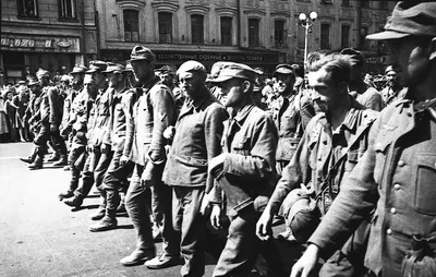 Колонна пленных немцев, Чехословакия, Прага, май 1945. Фотограф Ольга  Игнатович