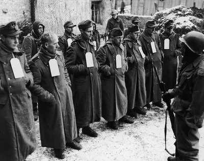 Колонна немецких солдат, взятых в плен под Сталинградом. 1942 г. |  Сталинград