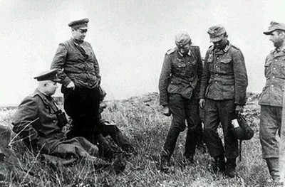 Колонна пленных немецких пехотинцев и летчиков, взятых в плен под Москвой —  военное фото