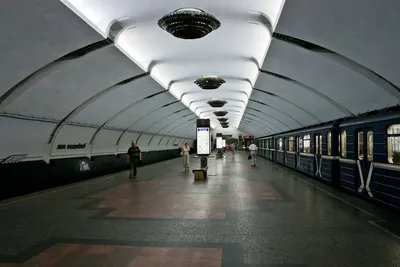 На станции метро «Октябрьская» появился вертикальный подъемник для людей с  ограниченными возможностями