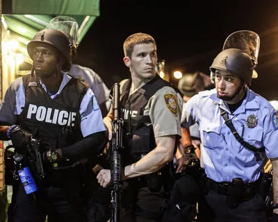 В США полицейских могут лишить армейского оружия из-за бунта в Фергюсоне —  РБК