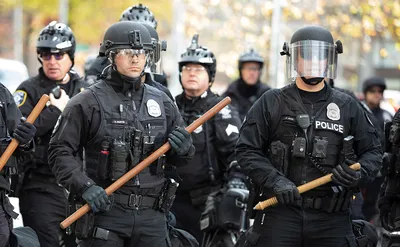 В США протестующие начали нападать на полицейские участки — РБК