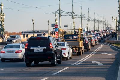На Крымском мосту многокилометровые пробки из-за туристов: почему так  получилось и когда это кончится - 3 июля 2023 - 72.ru