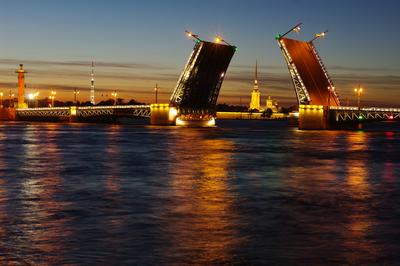 Пробки на ночной Неве или разведение мостов в Санкт-Петербурге