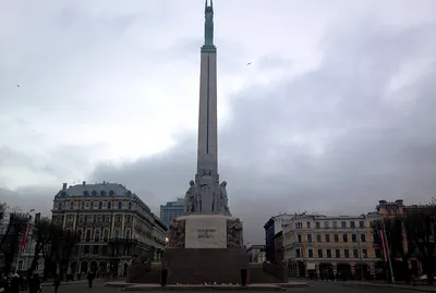 Рижская дума одобрила снос памятника советским солдатам. Начались протесты  - BBC News Русская служба